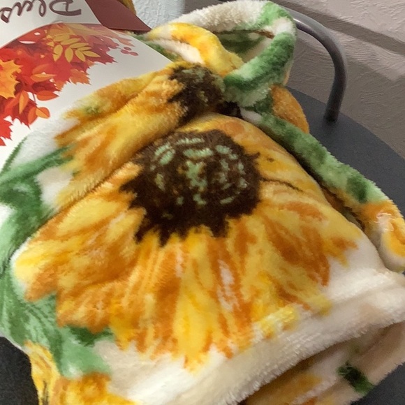 Morgan Home NEW - 50 x 60 IN - cozy soft luxurious SUNFLOWER themed Plush Throw - Picture 4 of 7